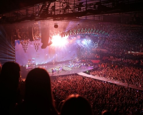 Een concertzaal met een live optreden